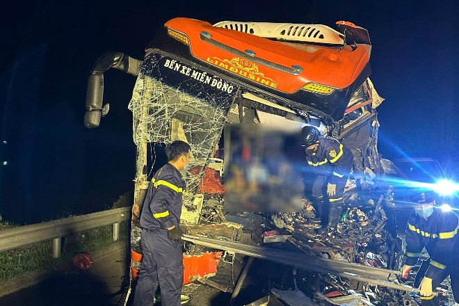 Xe khách tông vào đuôi ô tô tải đang dừng đỗ trên cao tốc, 11 người thương vong