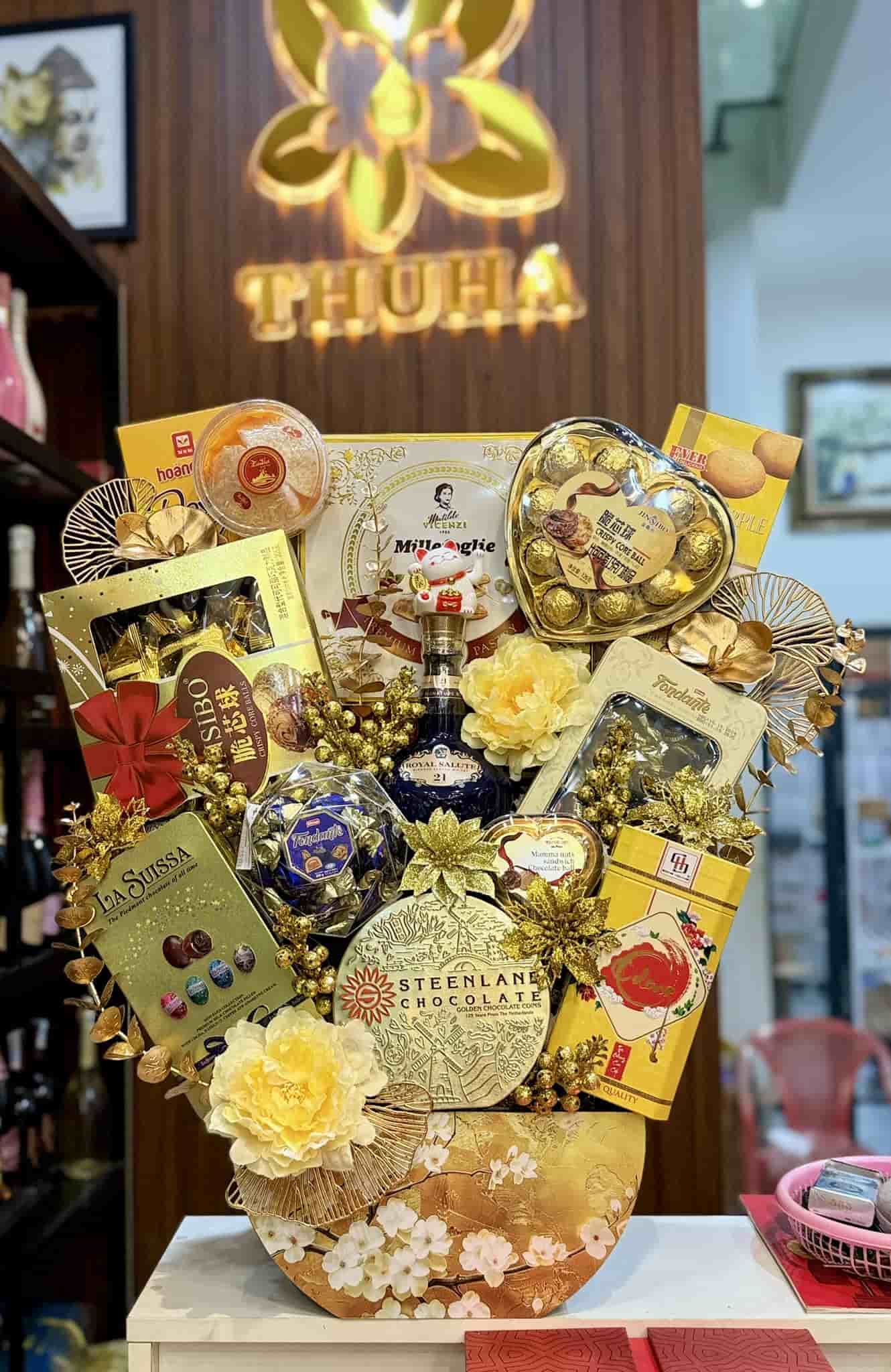 Trước khi bị công an kiểm tra, Công ty TNHH Thu Hà bày bán cho khách hàng nhiều giỏ quà rượu ngoại. Ảnh: Hữu Long