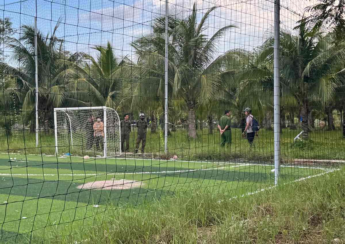 Công an đến hiện trường điều tra nguyên nhân bé trai tử vong. Ảnh: Duy Tuấn 