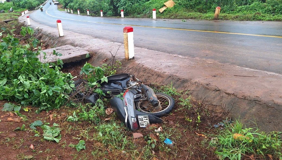 Đoạn đường mà các nạn nhân gặp nạn là khúc cua. Ảnh: Thế Hiếu doan-duong-ma-cac-nan-nhan-gap-nan-la-khuc-cua-anh-the-hieu.jpg