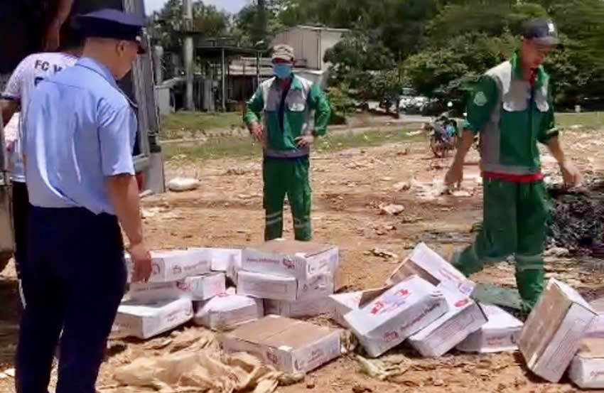 Tiêu hủy 1 tấn chân gà không rõ nguồn gốc- Ảnh 2. Tiêu hủy 1 tấn chân gà không rõ nguồn gốc- Ảnh 2.