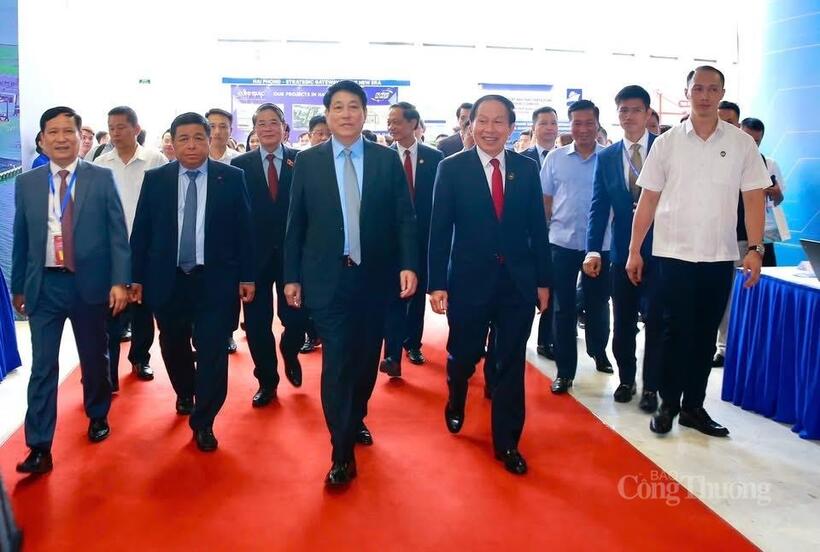 Chủ tịch nước Lương Cường cùng các đại biểu dự hội nghị
