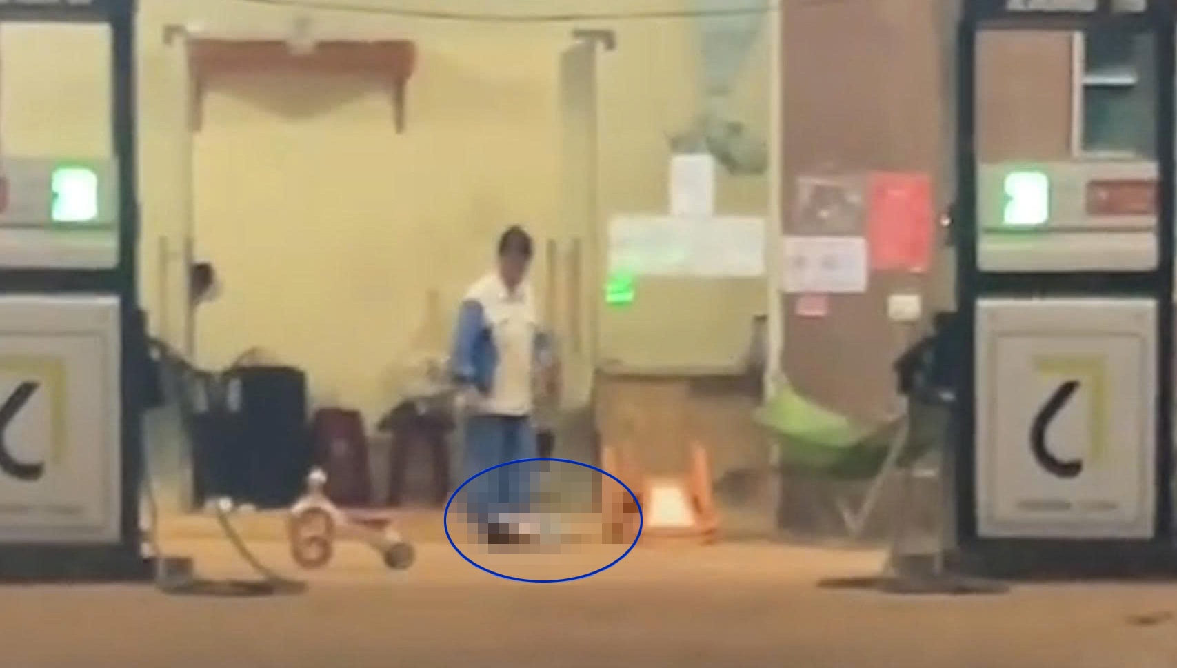 Hoàn cảnh bé trai 16 tháng tuổi bị bác dâu ném xuống đất: Không có bố, mẹ đi làm ăn xa hơn 4 tháng- Ảnh 2. Hoàn cảnh bé trai 16 tháng tuổi bị bác dâu ném xuống đất: Không có bố, mẹ đi làm ăn xa hơn 4 tháng- Ảnh 2.