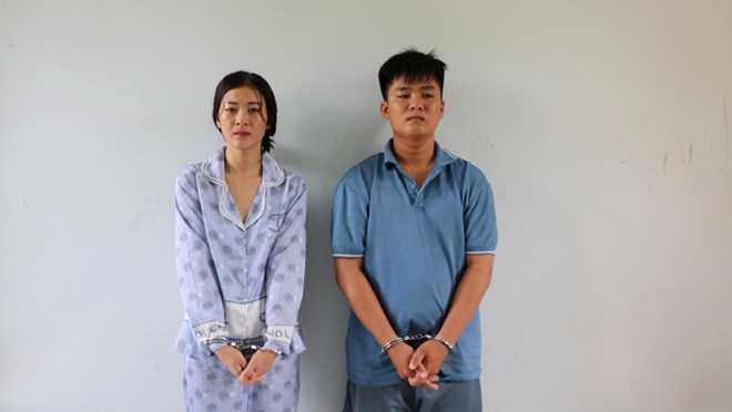 Rủ vợ đi cướp giật dây chuyền để lấy tiền trả nợ cờ bạc, đá gà