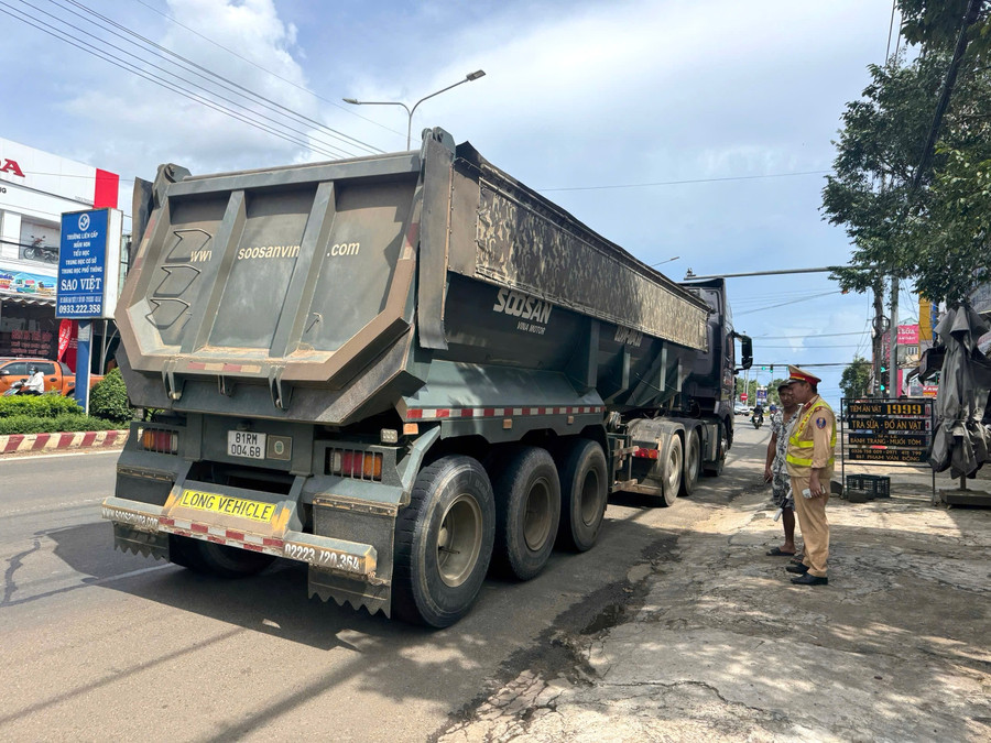 Chiếc xe đầu kéo rẽ phải đã va chạm với xe máy đi phía bên phải. Ảnh: Văn Ngọc chiec-xe-o-to-dau-keo-re-phai-da-va-cham-voi-xe-may-di-phia-ben-phai-cua-minh-anh-van-ngoc.jpg