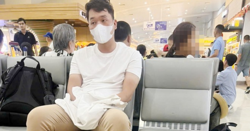 Công an phường Phú Diễn di lý Trần Văn Linh từ tỉnh Khánh Hòa về Hà Nội. (Ảnh: T.V)