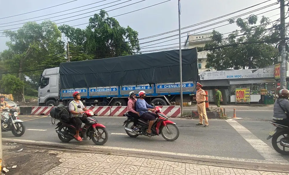 Lực lượng chức năng xử lý xong hiện trường. Ảnh: HT Người đàn ông tử vong sau khi ngã xe máy, bị xe tải cán qua