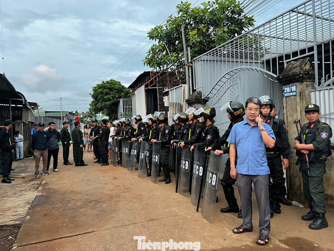 Cảnh sát có mặt tại hiện trường. (Ảnh: Tuấn Nguyễn/ TPO) 111.jpg