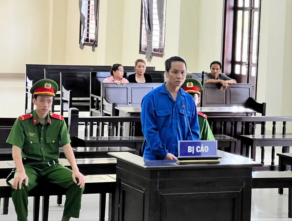 Bị cáo Trung bị tuyên phạt 8 năm tù về tội giết người. Ảnh: CTV chia dư một lá bài