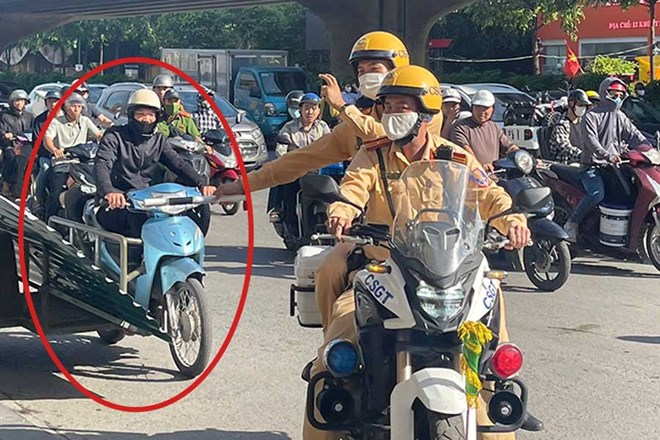 Thấy xe chở tôn cồng kềnh, người dân có cách xử lý rất kịp thời để ngăn chặn