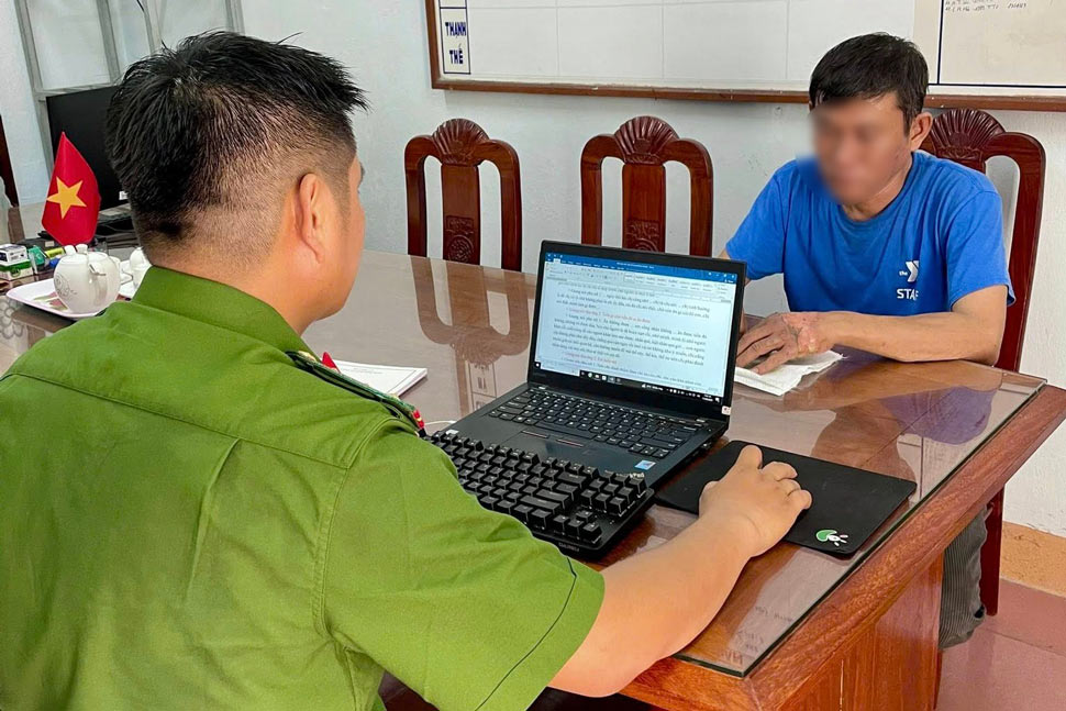 Công an làm việc với đối tượng K. Ảnh: Công an