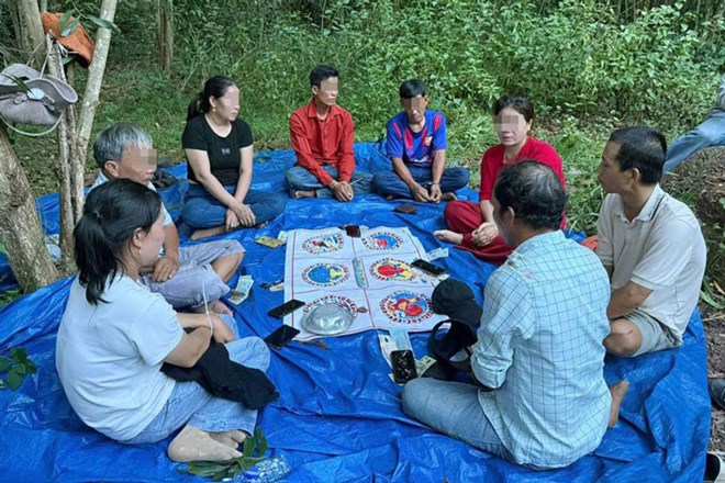 8 con bạc tụ tập xóc bầu cua ăn tiền trong rừng keo ở Gia Lai