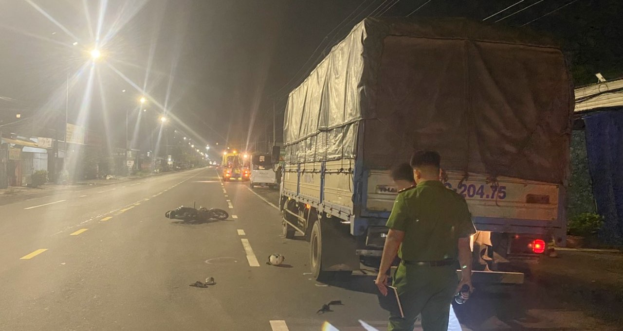 Cơ quan chức năng của tỉnh Đồng Tháp điều tra làm rõ vụ tai nạn giao thông khiến một người tử vong xảy ra vào tối 8.9 trên Quốc lộ 50. Ảnh: Minh Thanh