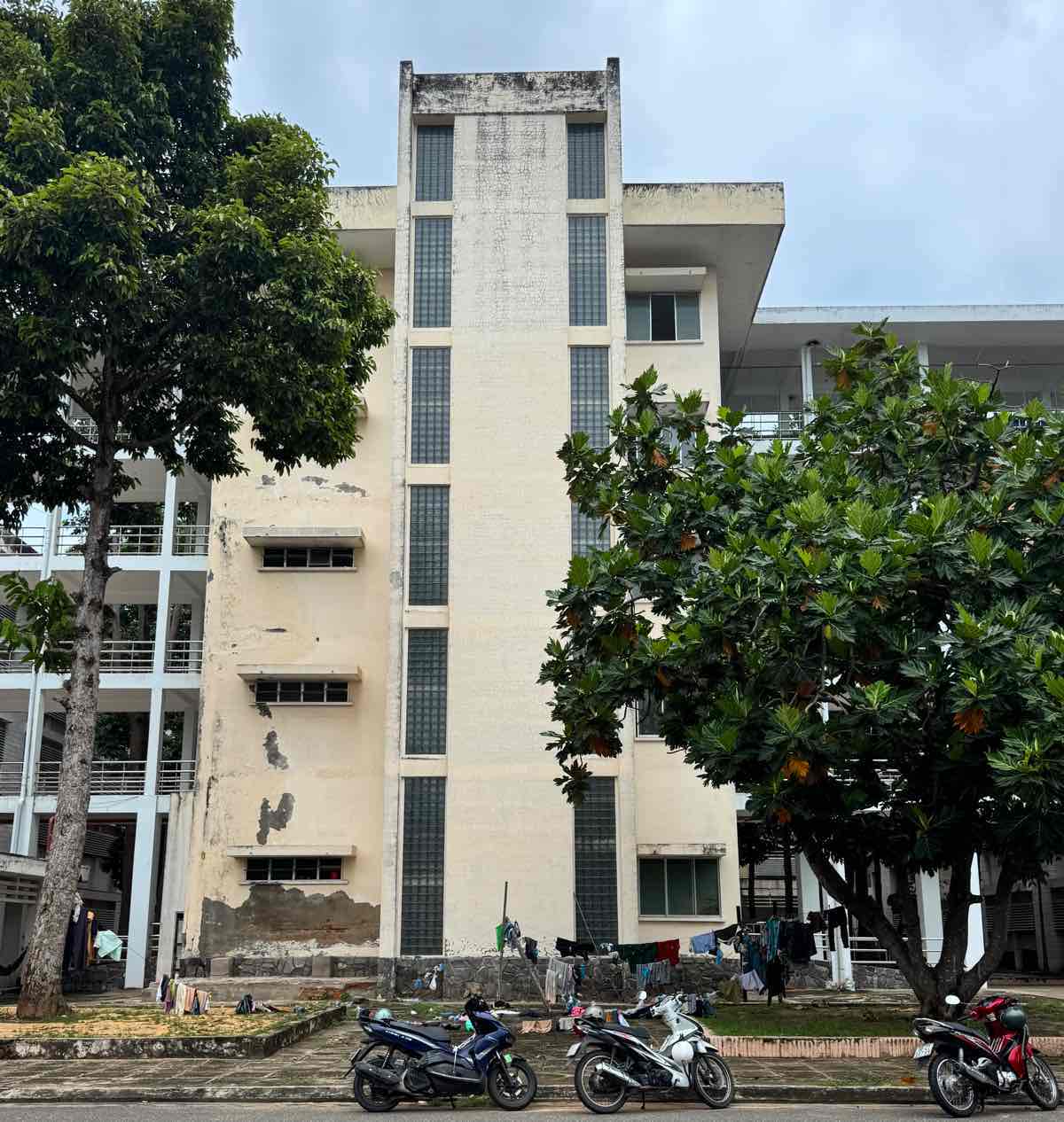 Tòa nhà được cho là nơi nạn nhân rơi xuống từ tầng cao. Ảnh: Duy Tuấn