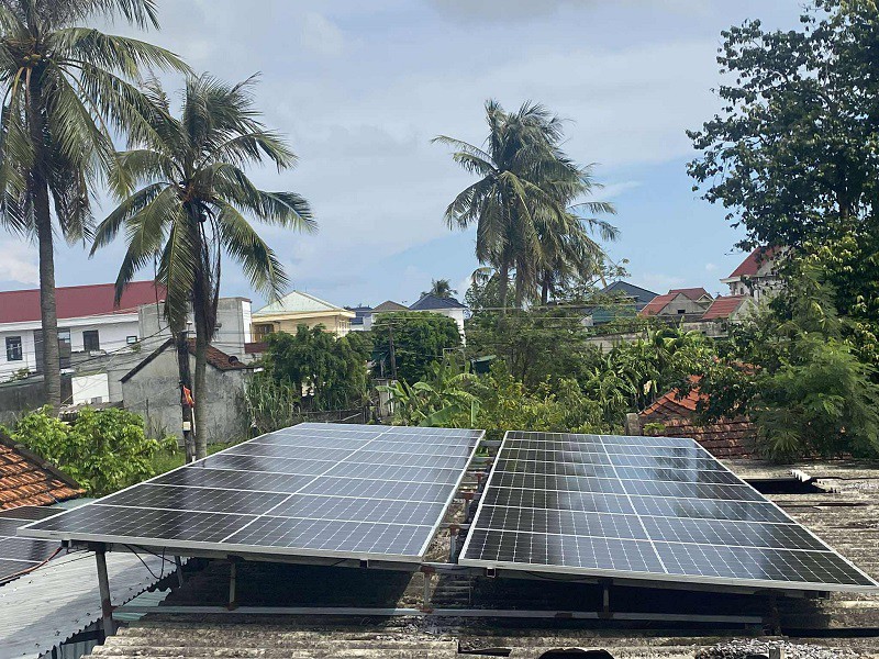 Vợ chồng Nghệ An lắp điện mặt trời mái nhà, kết quả bất ngờ sau 2 năm sử dụng - 1