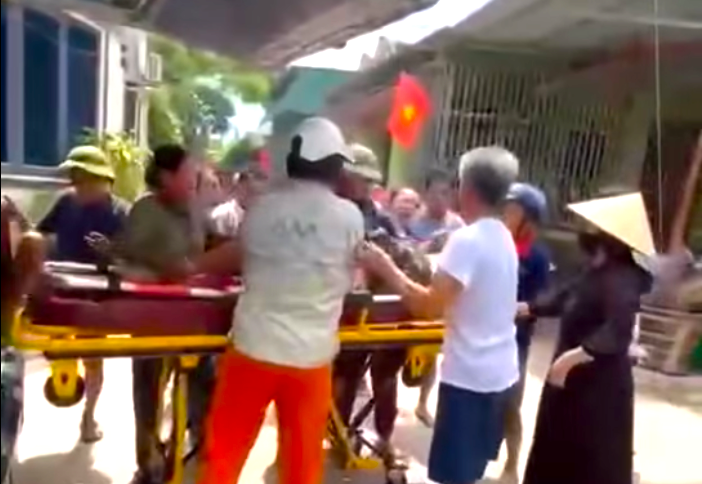 Người dân đưa ông N. đi bệnh viện cấp cứu. Tuy nhiên do bị ong đốt quá nặng, nạn nhân đã tử vong. anh-chup-man-hinh-2025-09-09-luc-150305.png
