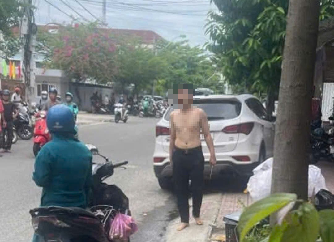 Thực hư thông tin tài xế xe Mercedes bị cho là đánh người gây xôn xao dư luận ở Nha Trang- Ảnh 2. Thực hư thông tin tài xế xe Mercedes bị cho là đánh người gây xôn xao dư luận ở Nha Trang- Ảnh 2.