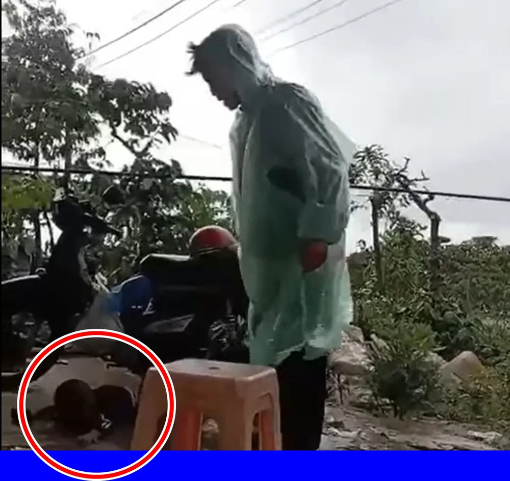 Bé trai bị té nên nằm khóc và bị cha ruột bạo hành. bé trai 2 tuổi