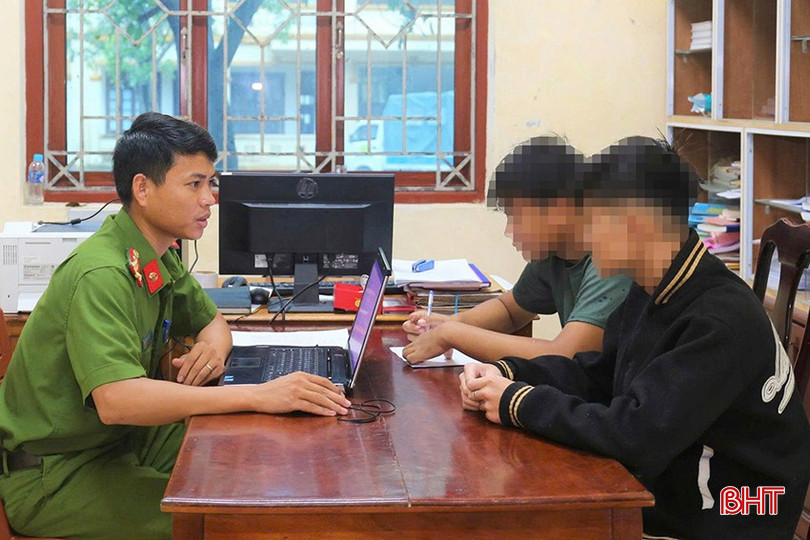 Công an xã Lộc Hà làm việc với 2 đối tượng gây ra vụ trộm cắp. bqbht_br_z7063807908839-3830a1bb06332b4687ca82f403bb1d2e.jpg