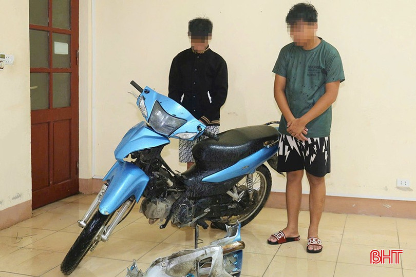 Đối tượng và tang vật vụ án tại cơ quan Công an xã Lộc Hà. bqbht_br_z7063826700987-c37f065efd87a00d4bc1847adc846542.jpg