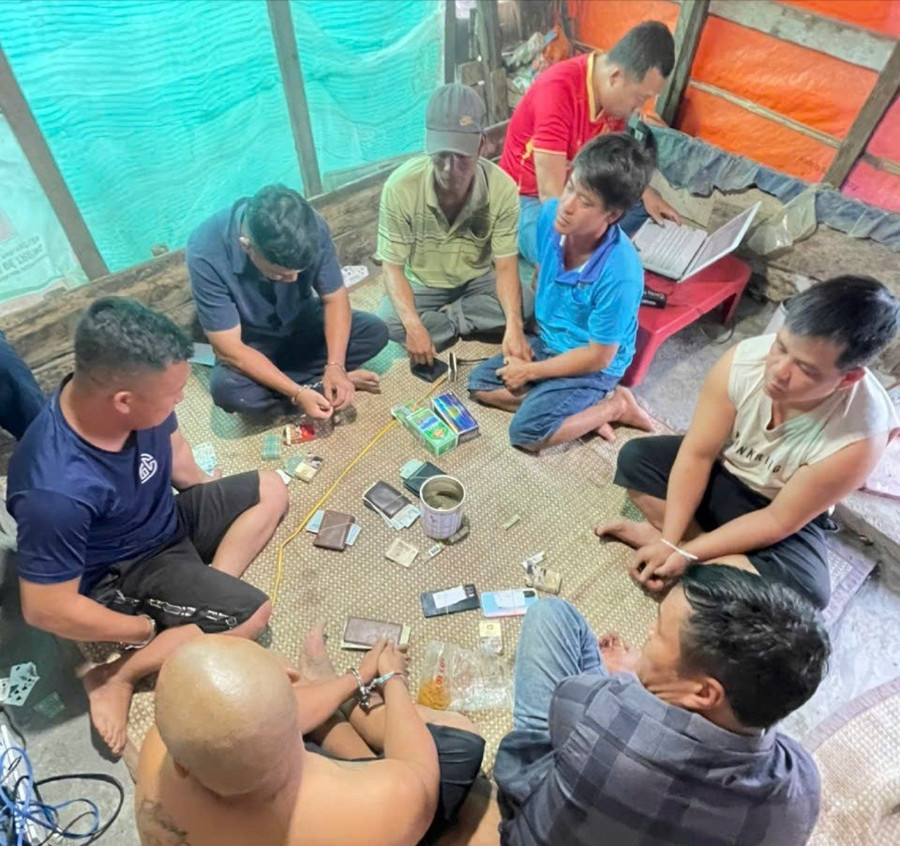 Các đối tượng bị bắt giữ trên chiếu bạc. Ảnh: Cơ quan Công an cung cấp cac-doi-tuong-bi-bat-tren-chieu-bac-2879.jpg