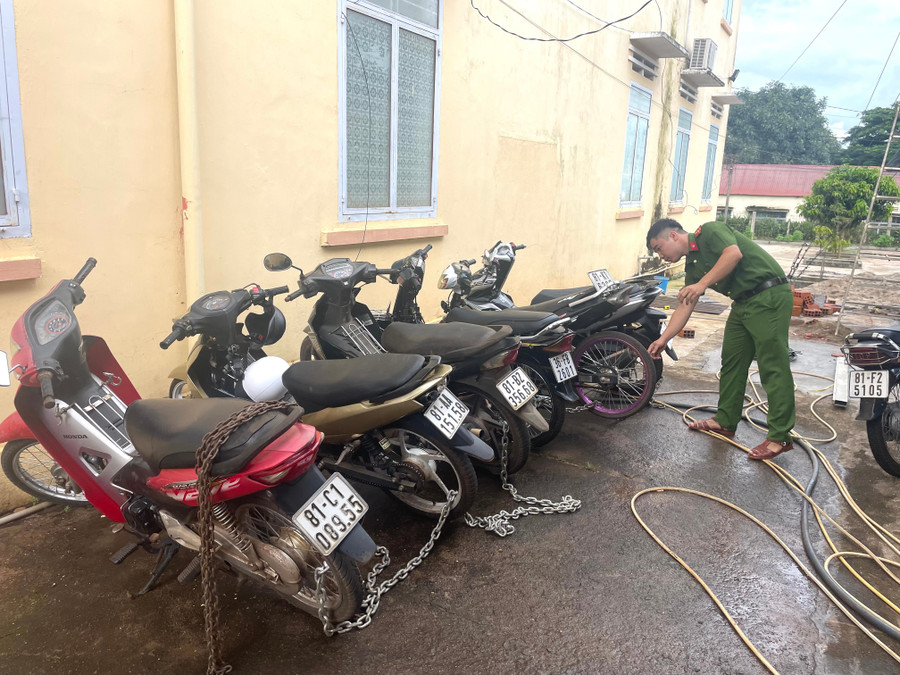 Công an xã Kon Gang thu giữ nhiều phương tiện độ chế vi phạm. Ảnh: Văn Ngọc cong-an-xa-kon-gang-da-thu-giu-nhieu-phuong-tien-do-che-vi-pham-anh-van-ngoc.jpg