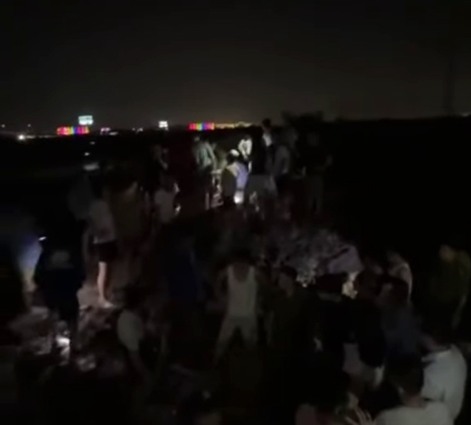 Tối 16/9, người dân thôn Như Phượng Thượng (xã Nghĩa Trụ, Hưng Yên) phát hiện nhiều ngôi mộ địa táng bị đào xới, xương cốt bị lẫn lộn.