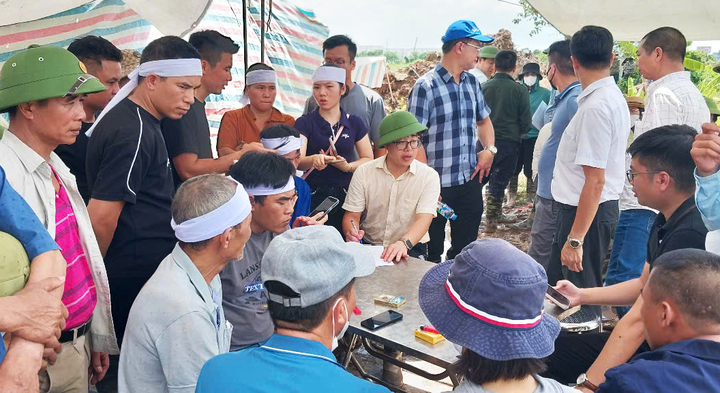 Chính quyền xã Nghĩa Trụ đã cử cán bộ xuống hiện trường ghi nhận sự việc và báo cáo cơ quan cấp trên để xử lý theo quy định. (Ảnh: Hoàng Sa)