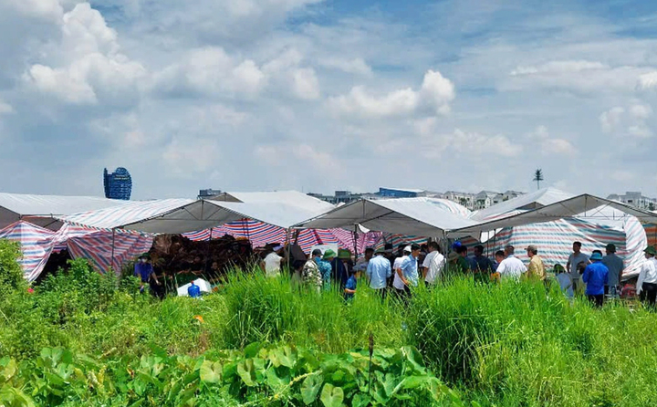 Người dân dựng rạp tại hiện trường sau khi phát hiện mộ của người thân bị máy xúc đào xới, vùi lấp. (Ảnh: Hoàng Sa)
