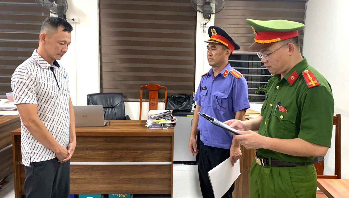 Công an tỉnh Thanh Hóa tống đạt quyết định khởi tố bị can đối với Phạm Văn Đức (bìa trái). gen-h-z7022203907602-ead8e7404fae758a3fc2379b96e28396.jpg
