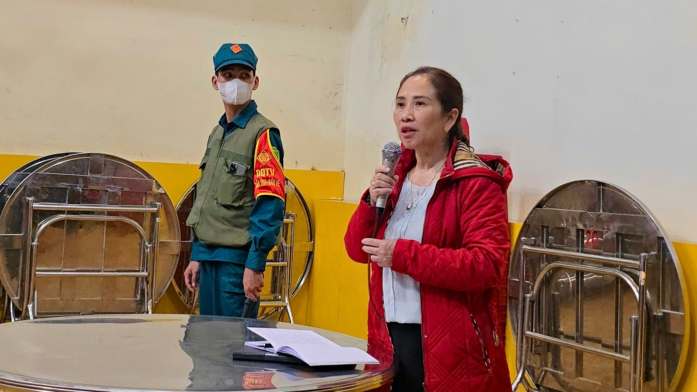 Bà Nguyễn Thái Quỳnh Nga đối chất với phụ huynh học trình vào tối 18/9. img-8833.jpg
