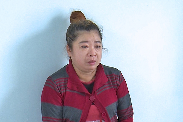 Mẹ chồng và con dâu đánh ghen, bắt nhốt nữ tiếp viên quán karaoke