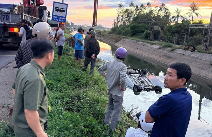 Cơ quan chức năng trục vớt ô tô để điều tra vụ việc.