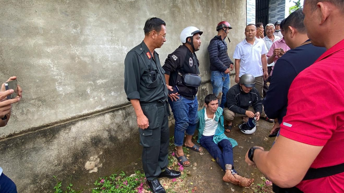 Lực lượng công an vây bắt đối tượng Thuận. nghi-pham.jpg
