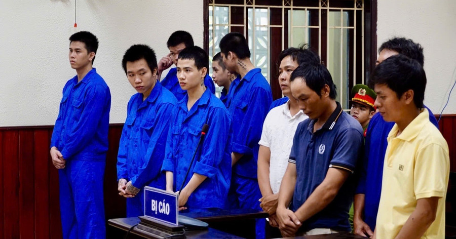 Các bị cáo tại phiên toà. Ảnh: N.L vuong-lao-ly-sau-chau-nhau.jpg
