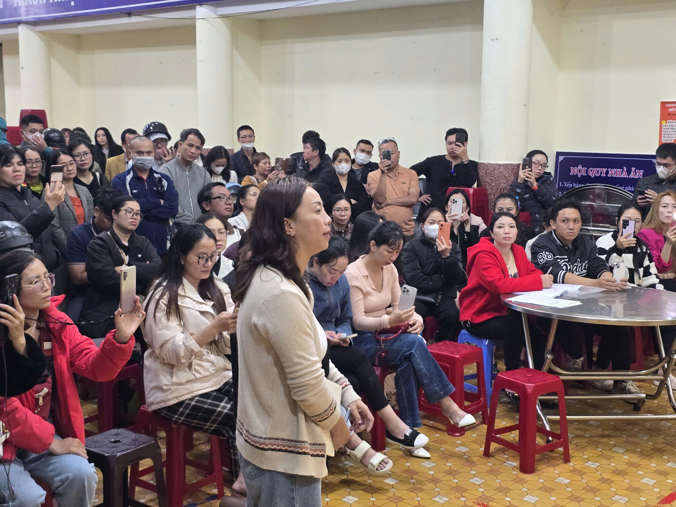 Người dân đối chất với Hiệu trưởng Trường tiểu học Trưng Vương tối 19/9. z7027500693611-65b8c7ac3acd742ac85fcc26bd94db6f.jpg