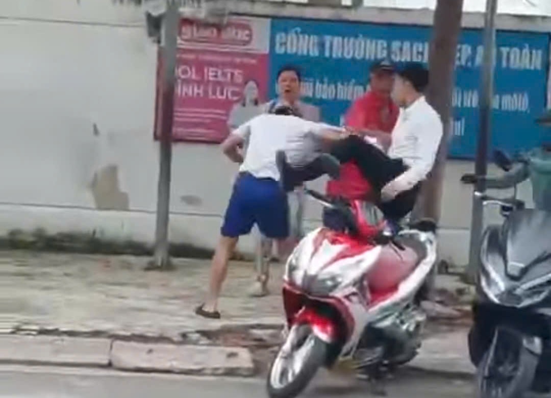 Thực hư thông tin tài xế xe Mercedes bị cho là đánh người gây xôn xao dư luận ở Nha Trang- Ảnh 1. Thực hư thông tin tài xế xe Mercedes bị cho là đánh người gây xôn xao dư luận ở Nha Trang- Ảnh 1.