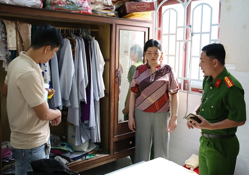 Lực lượng công an xét hỏi đối tượng Nguyễn Thị Bích Thùy tại hiện trường