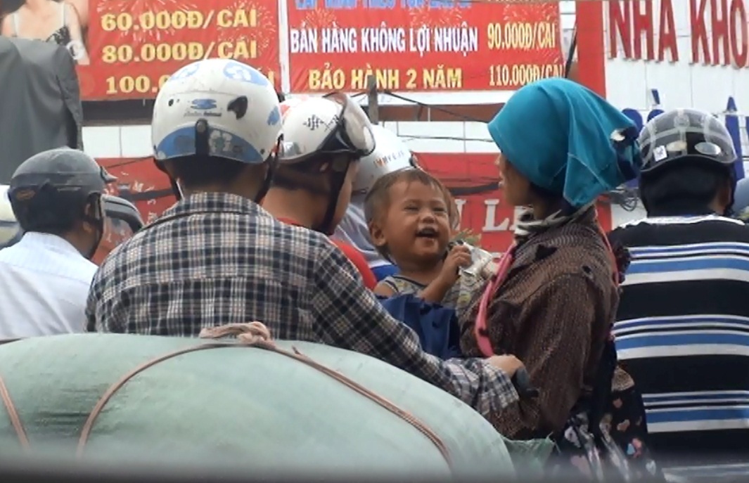 Vạch mặt kẻ 'chăn dắt' trẻ em nước ngoài xin ăn