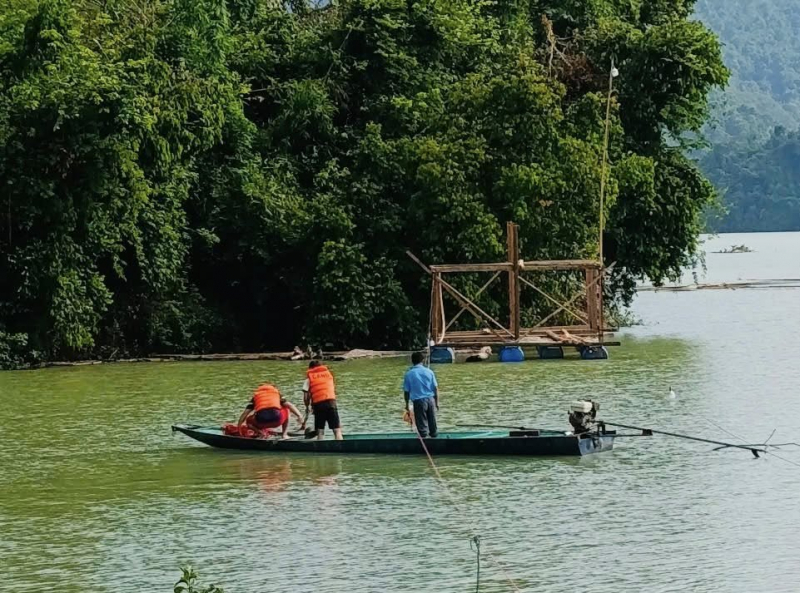 Nỗ lực tìm kiếm người đàn ông nghi đuối nước trên hồ Cửa Đạt -0