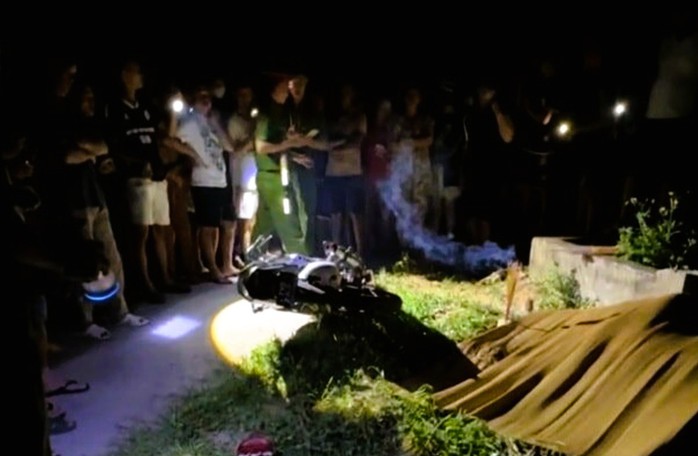 Tông vào cột bê-tông ven đường, đôi nam nữ thương vong - Ảnh 1.