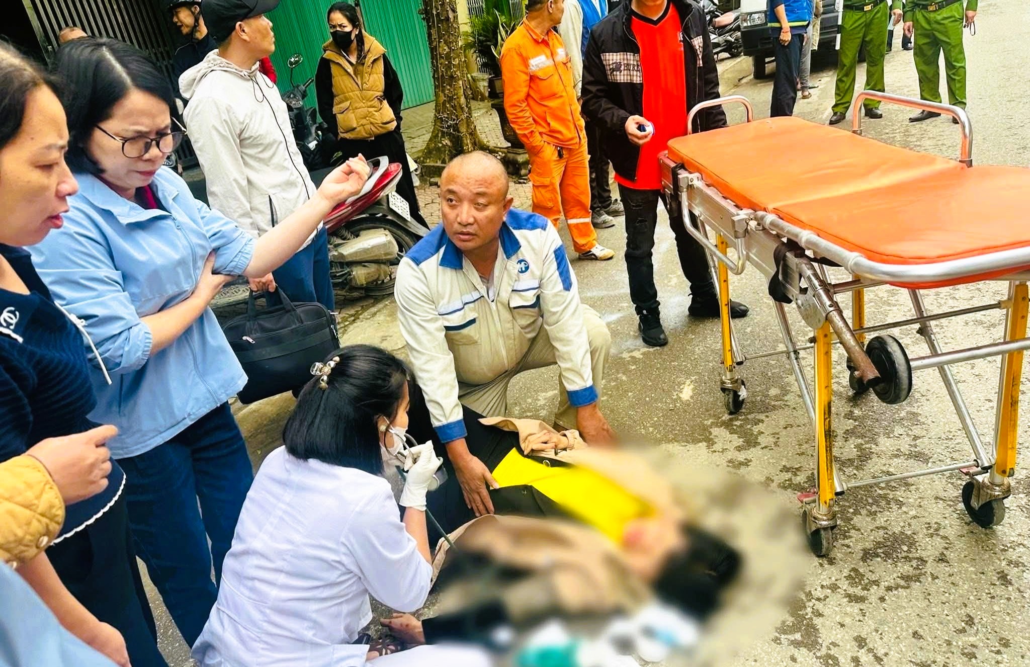 Nữ bác sĩ ở Thanh Hóa cứu người bị tai nạn giữa đường - Ảnh 2.