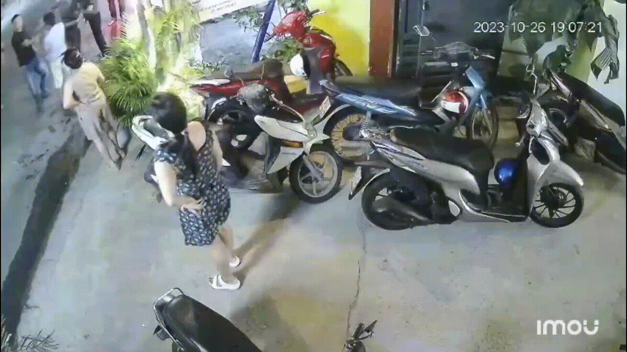 Anh Đạt bị 3 đối tượng đánh tới tấp. 7113798311051.gif
