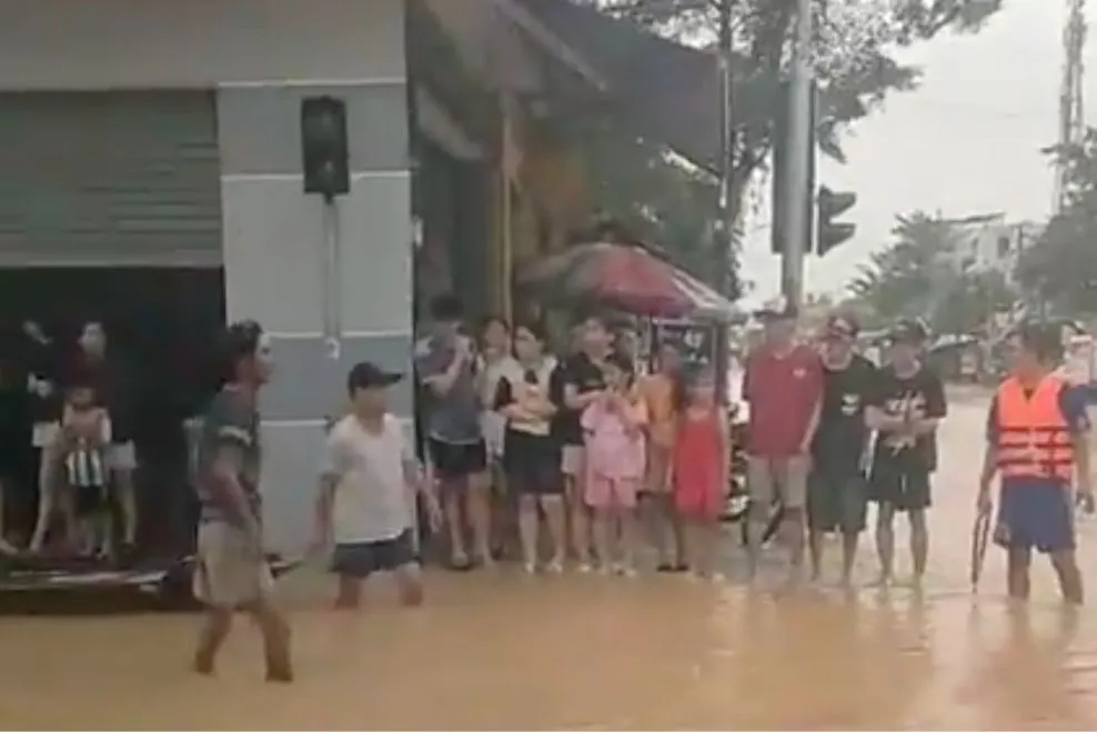 Rất đông người dân hiếu kỳ theo dõi vụ việc. 8-nguoi-trong-1-gia-dinh-ngat-khi-2.png