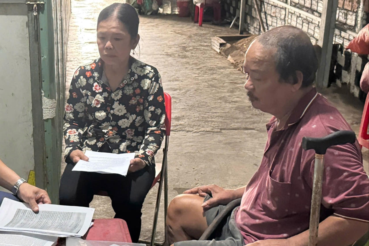 Vụ án mâu thuẫn liên quan bản hợp đồng “cho tặng nhà đất” ở Gia Lai:
Cơ quan giám định kết luận có chữ ký giả trong hồ sơ
Vụ án mâu thuẫn liên quan bản hợp đồng “cho tặng nhà đất” ở Gia Lai:
Cơ quan giám định kết luận có chữ ký giả trong hồ sơ