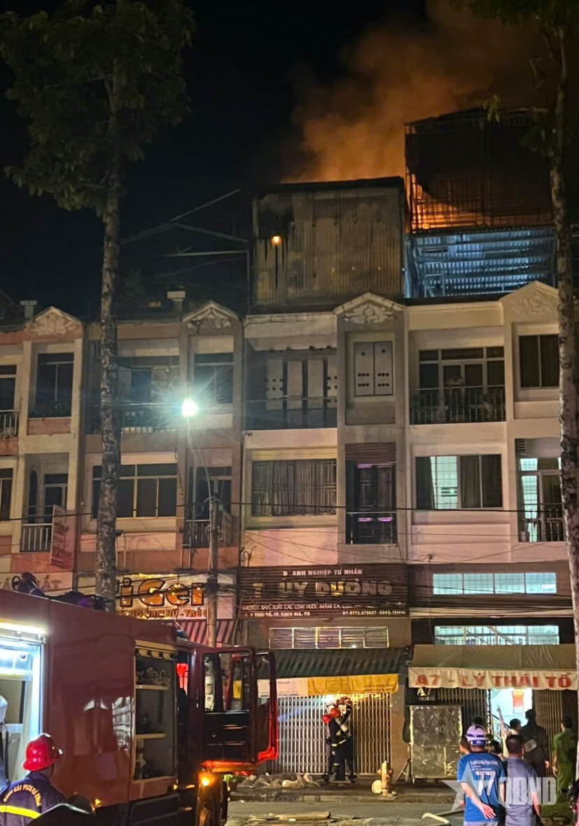 An Giang: Cháy nhà nuôi yến giữa đêm, nhiều người dân hoảng loạn