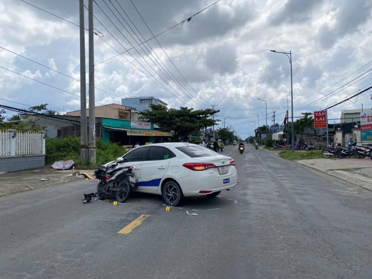 nguoi dan ong tu vong sau va cham o to dang quay dau hinh anh 1