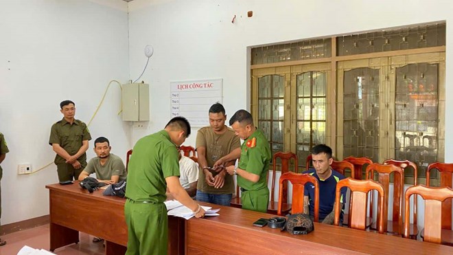 Khởi tố 4 đối tượng hành hung tài xế xe dịch vụ để giành khách ở Đắk Lắk