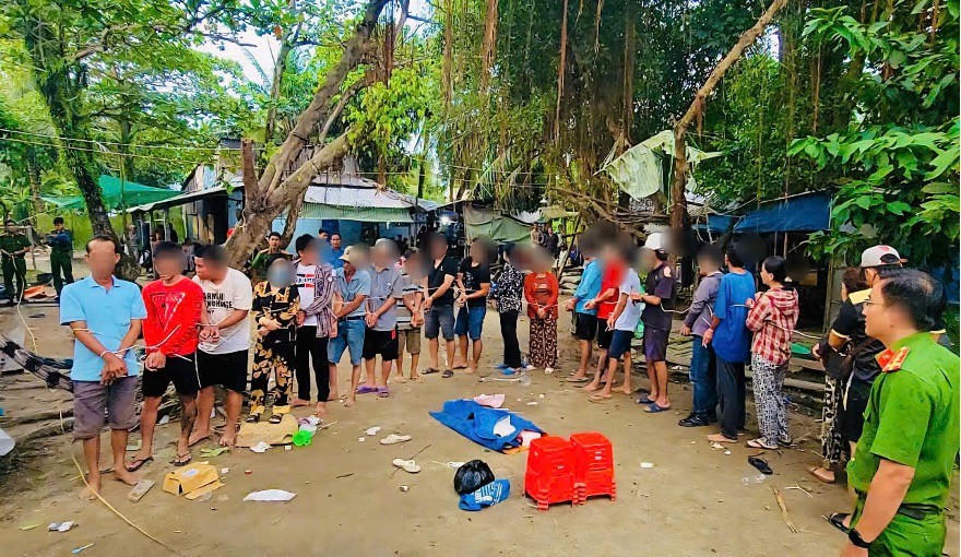 Triệt phá tụ điểm lắc tài - xỉu, thu giữ hơn 46 triệu đồng Triệt phá tụ điểm lắc tài - xỉu, thu giữ hơn 46 triệu đồng