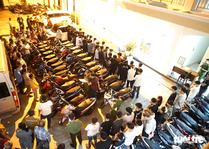 48 thanh thiếu niên làm náo loạn phố Đà Nẵng: Nghe đọc lệnh khởi tố thì mếu máo - Ảnh 1.